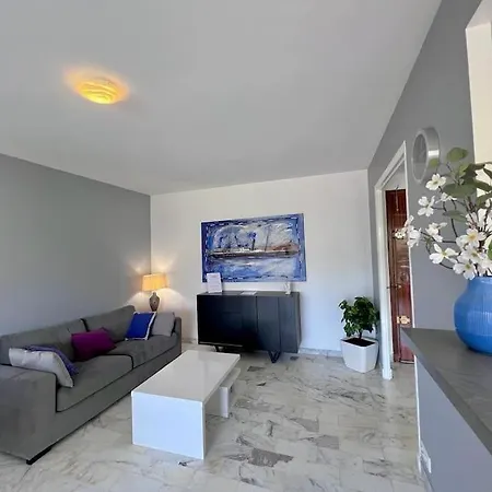Apartment Le Pinede - 4 Prs- Parking - Clim - 500m Plages